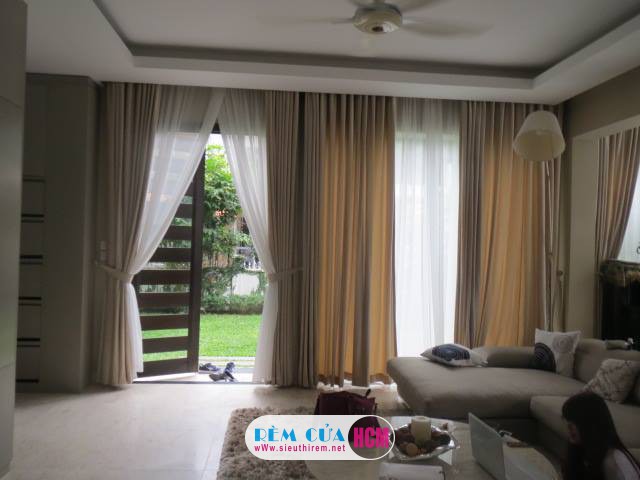Thưởng thức sự đẹp tuyệt vời của mẫu rèm cửa phòng khách, mang đến cho không gian sống của bạn một vẻ đẹp hiện đại và sang trọng.